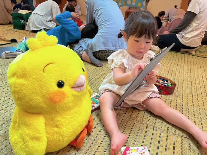 お面を作っている子ども