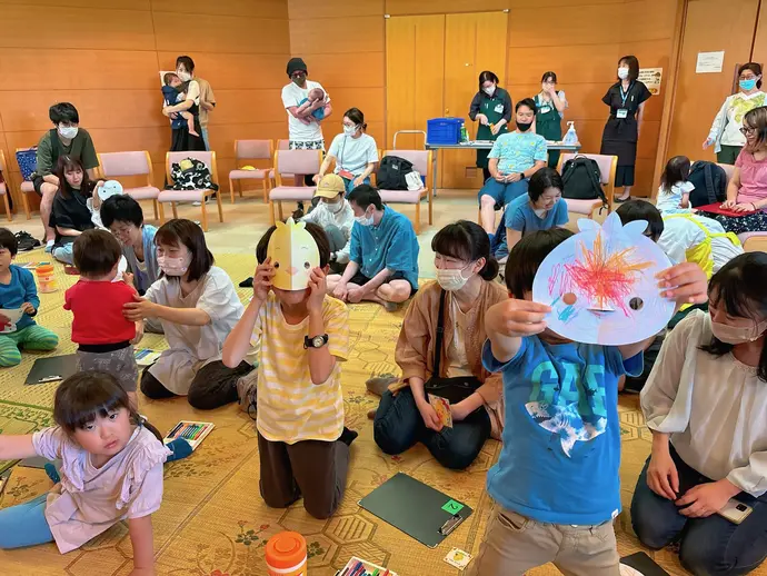 できあがったお面で遊ぶ子どもたち