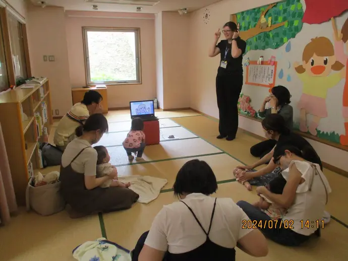 体を動かすシルビアさんと参加者