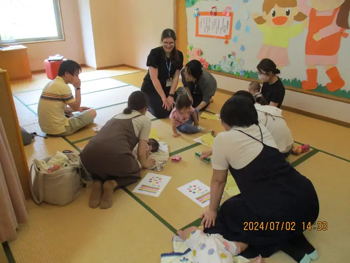 おはなし会のスタンプをもらう参加者たち