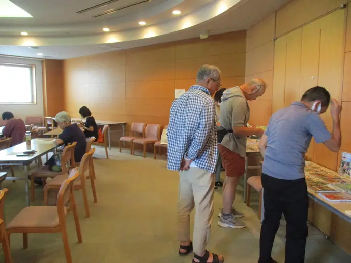 本を選ぶ参加者たち