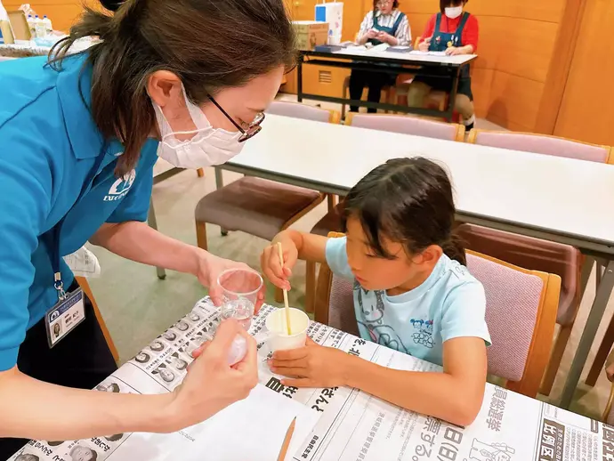 スライムを作る子ども