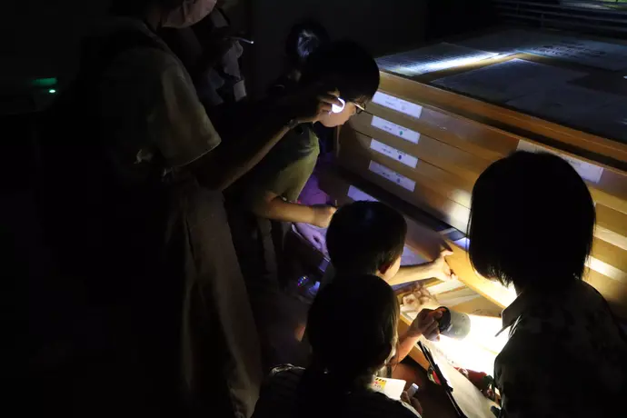 地図台を見る子どもたち