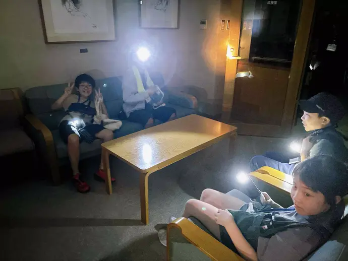 応接室の椅子に座ってみる子どもたち