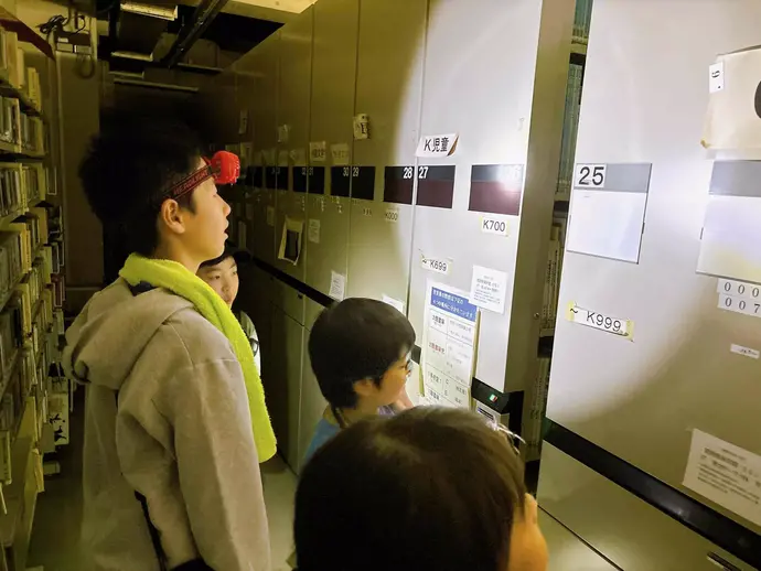 書庫を見学する子どもたち