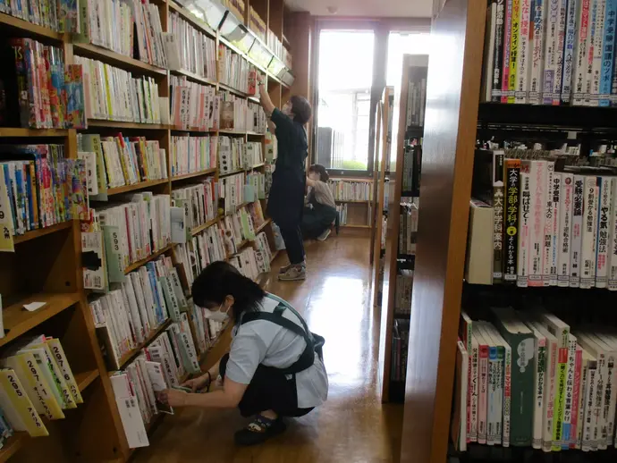 中央公民館図書室の蔵書点検2