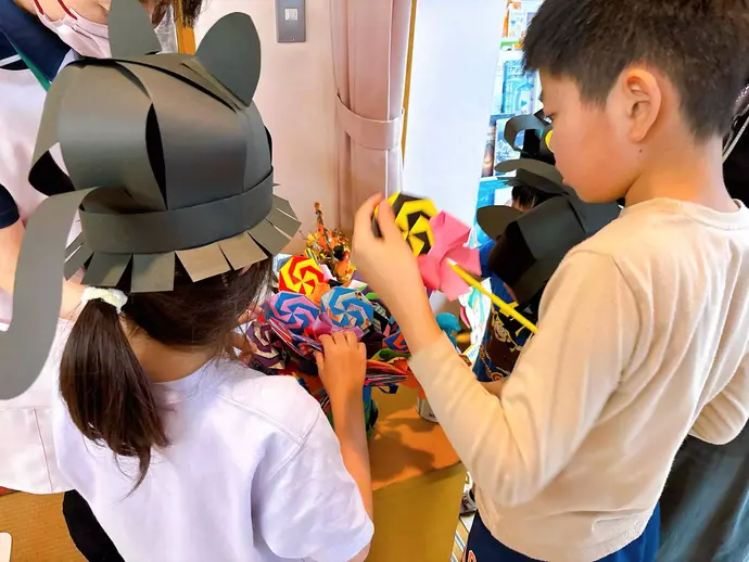 お土産のキャンディーを選ぶ子どもたち