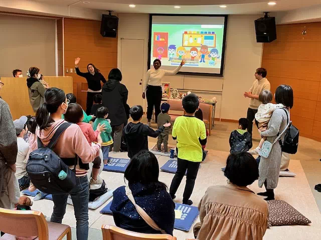 体を動かす子どもたち