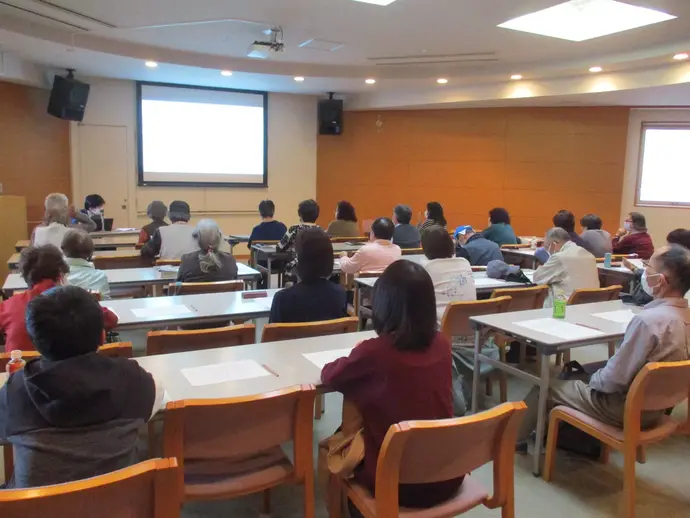 真剣に講義を聞く参加者たち