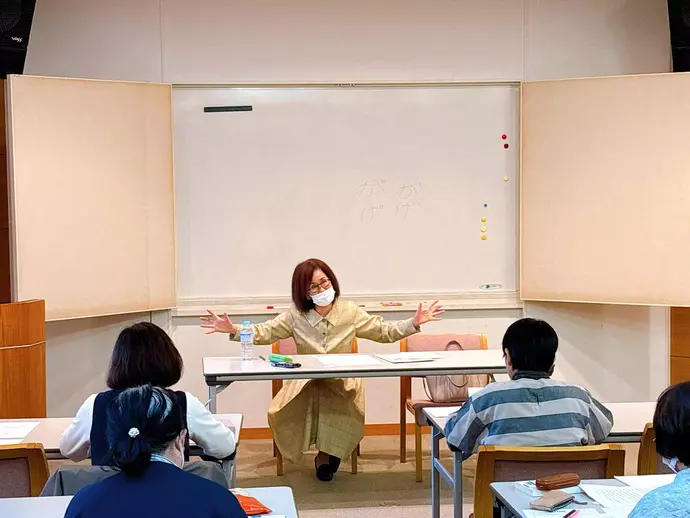 身振り手振りで伝える先生