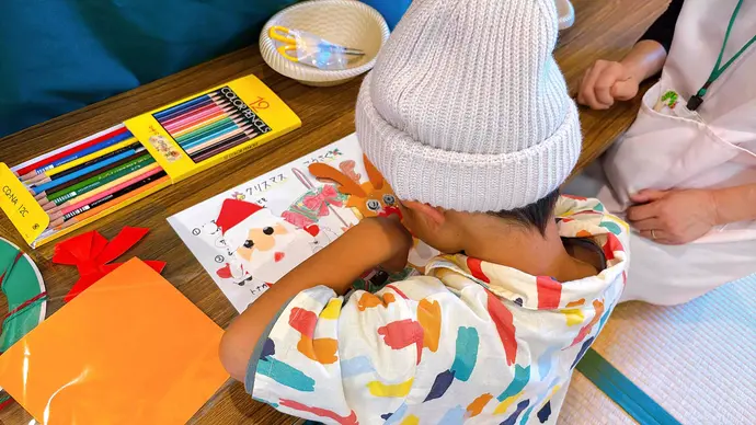 トナカイの顔を描く子ども