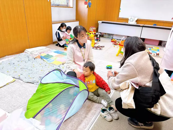 お迎え時間でもまだ遊びたい子ども