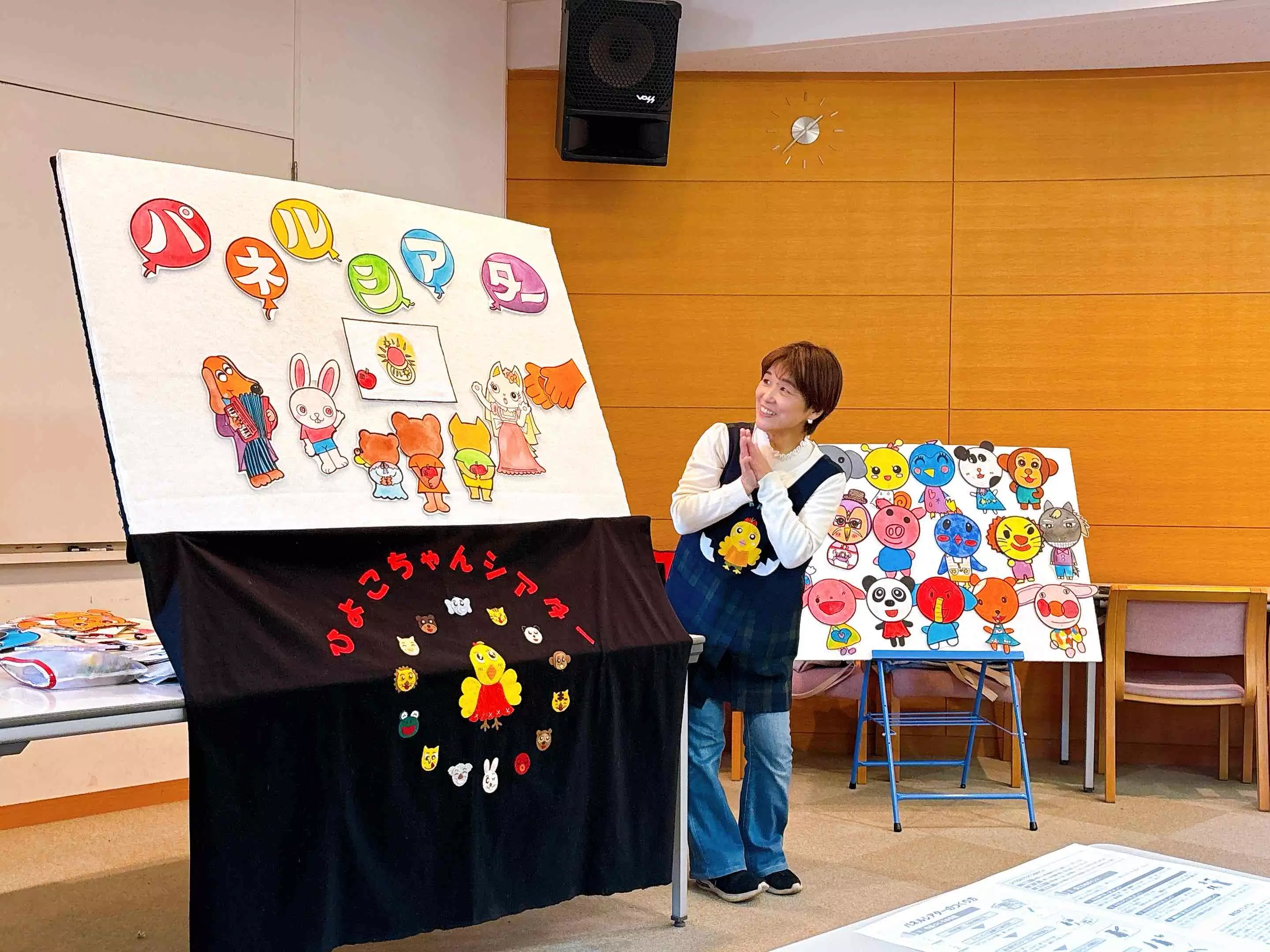 先生がパネルシアターのお手本を見せる