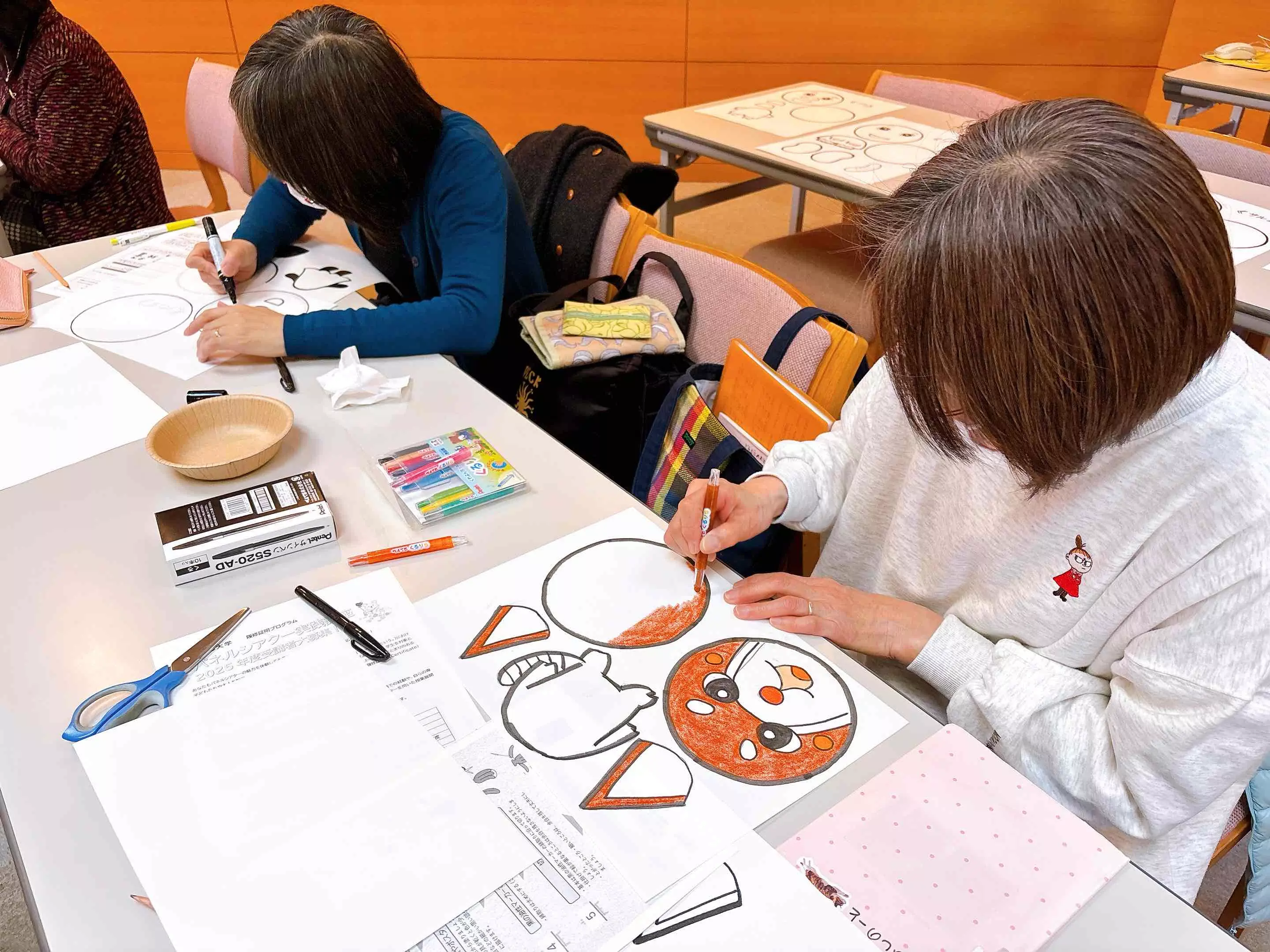 受講生がパネルシアターを作っている様子