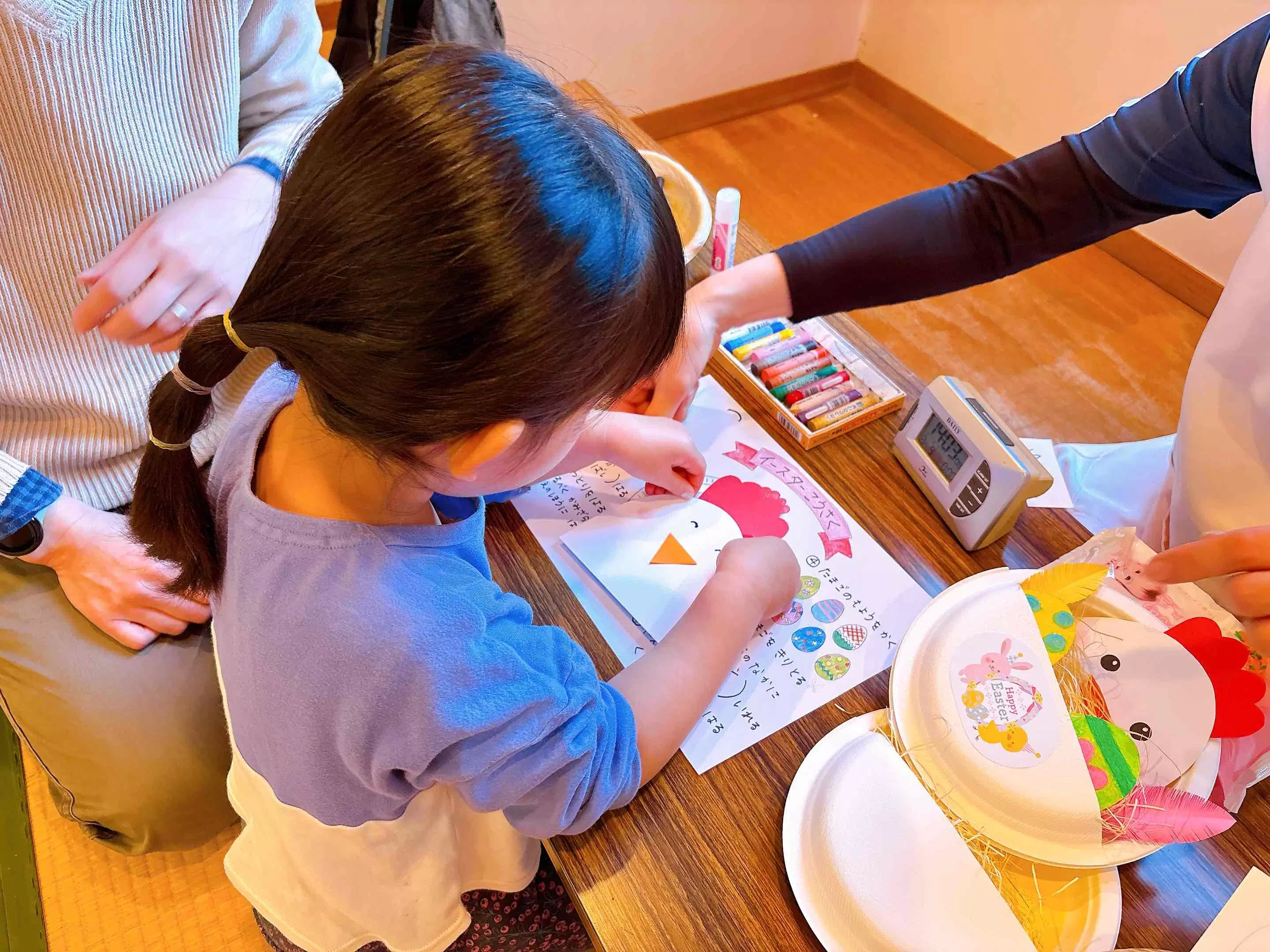 にわとりの顔を描く子ども