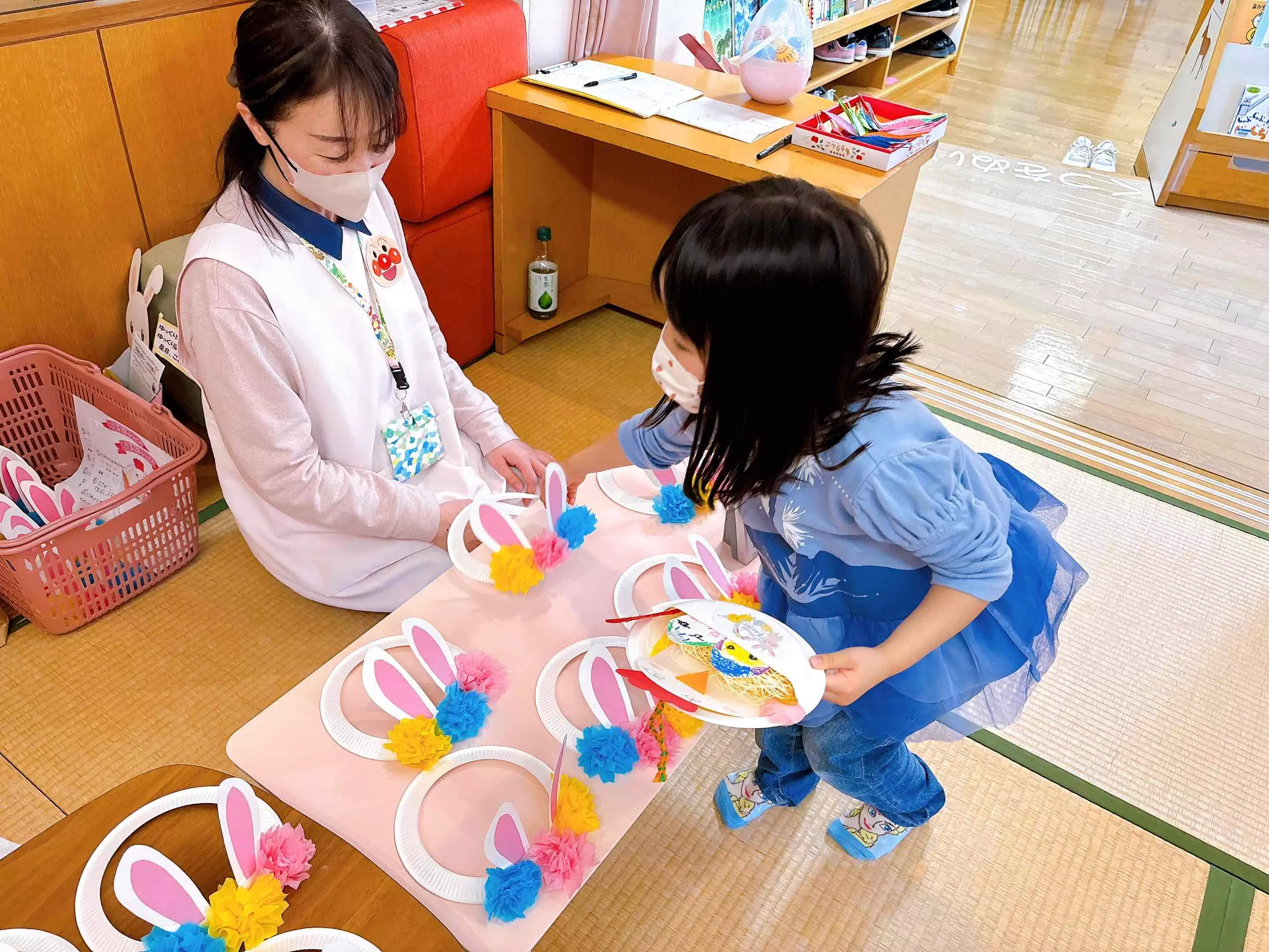 お土産を選ぶ子ども