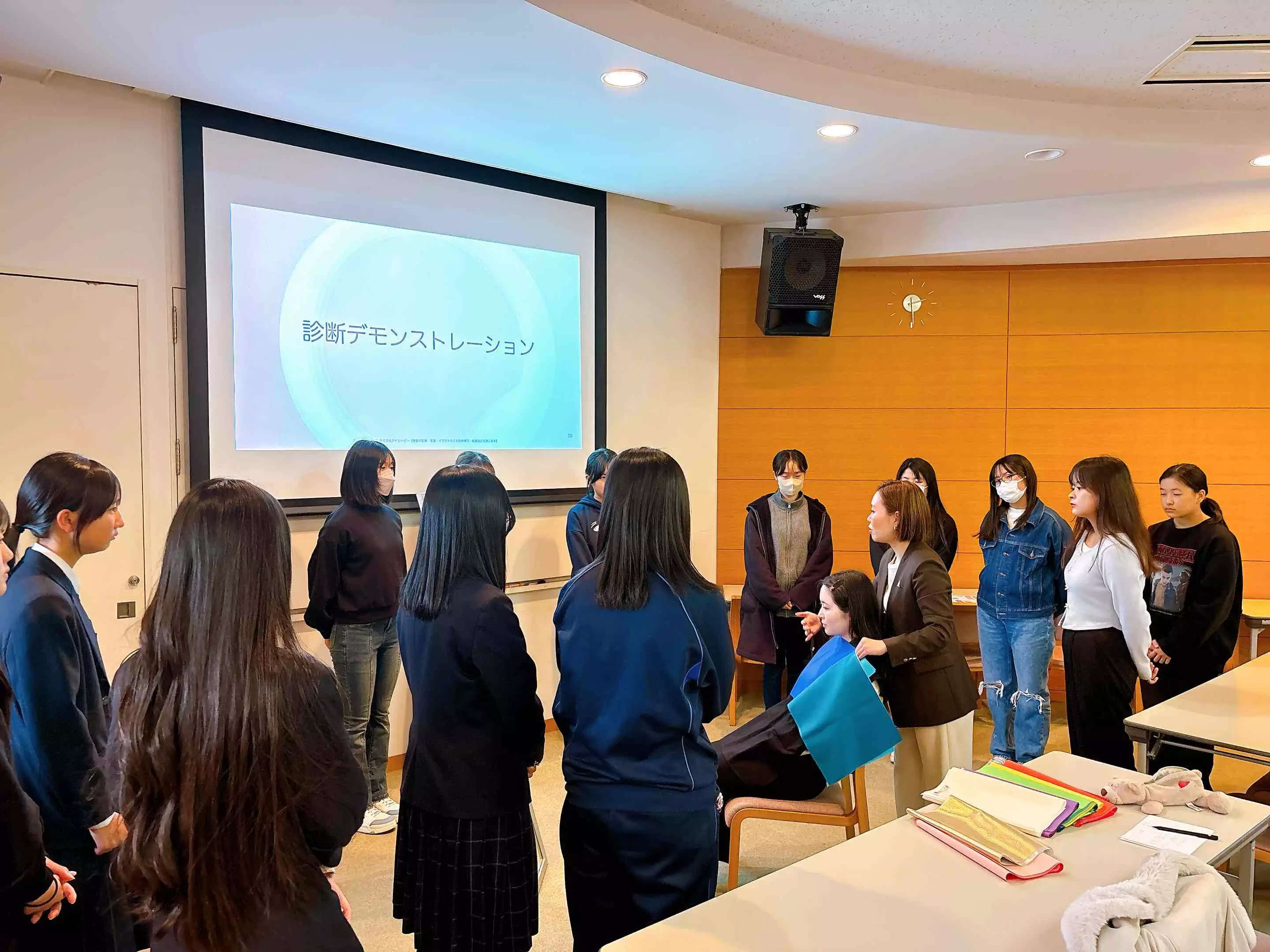 ドレープを使ったカラー診断の様子