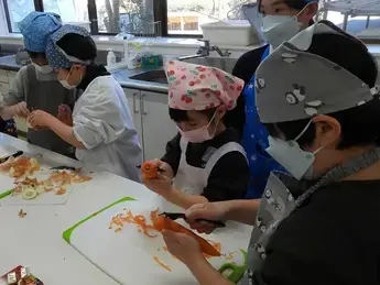 写真：ニンジンの皮むき