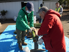 写真：入手した竹をまず切ります