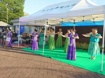 フラダンス競演の様子（写真）