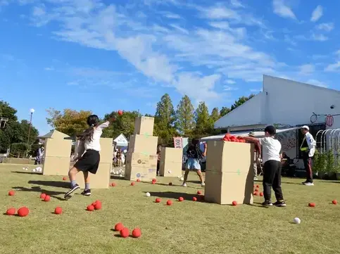 （写真）子ども雪合戦