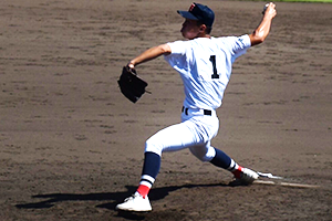 試合で中島選手が投球する様子