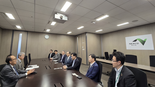 ネクスコ東日本関東支社長と話をする松丸市長