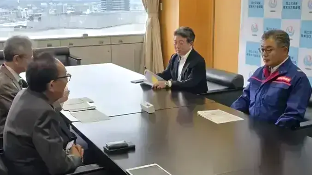 国土交通省関東地方整備局 岩崎局長と話をする松丸市長