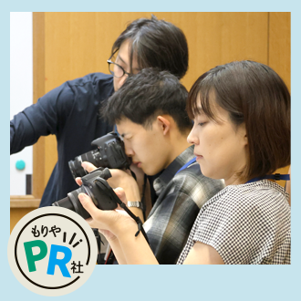 カメラ講座を受講するPR社のメンバーがカメラの設定を勉強中