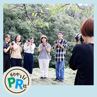 被写体から表情を引き出す練習するメンバーの様子