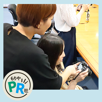 初めてのカメラ設定を講師と一緒に行うメンバーの様子