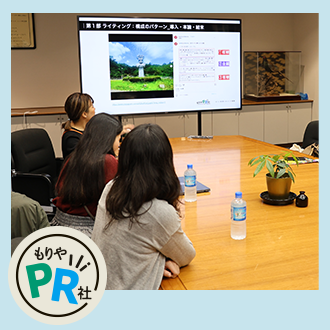 SNSライティング講座で講師の説明を聞く様子