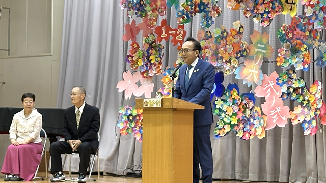 北守谷地区敬老の集いで話をする松丸市長