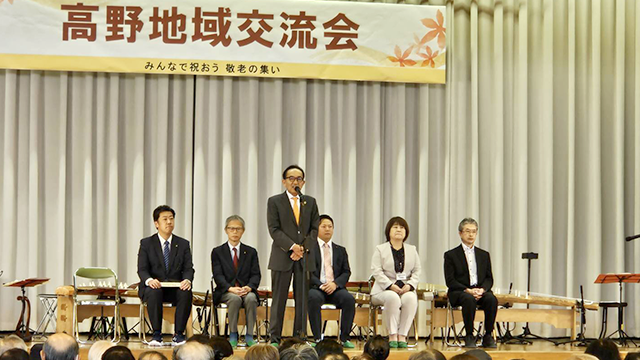 高野地区交流会で話をする松丸市長