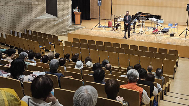 守谷E地区ふれあい音楽会で話をする松丸市長