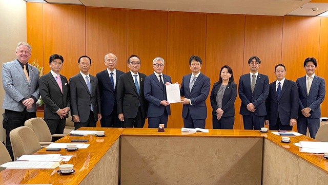 千葉・茨城都市軸道路整備促進期成同盟会の要望活動する松丸市長