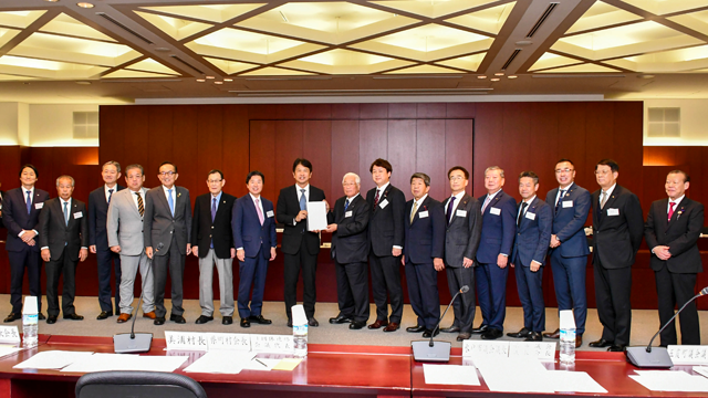 県知事へ4団体連絡会議から要望書を提出した写真