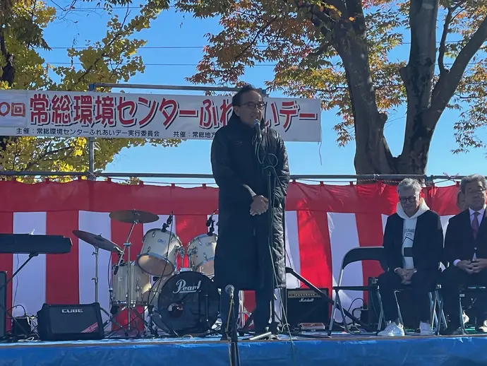 ステージで挨拶をする松丸市長