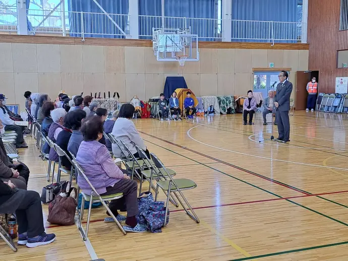 参加者へ向けて挨拶をする松丸市長