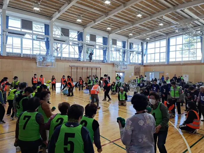 玉入れを楽しむ福祉まつりの参加者