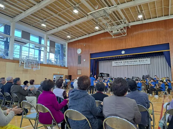演奏会を聞く福祉祭の参加者