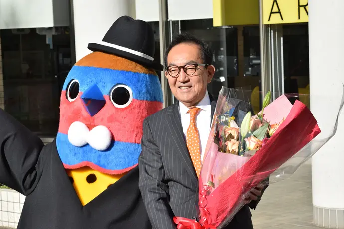 花束を持った市長とこじゅまる