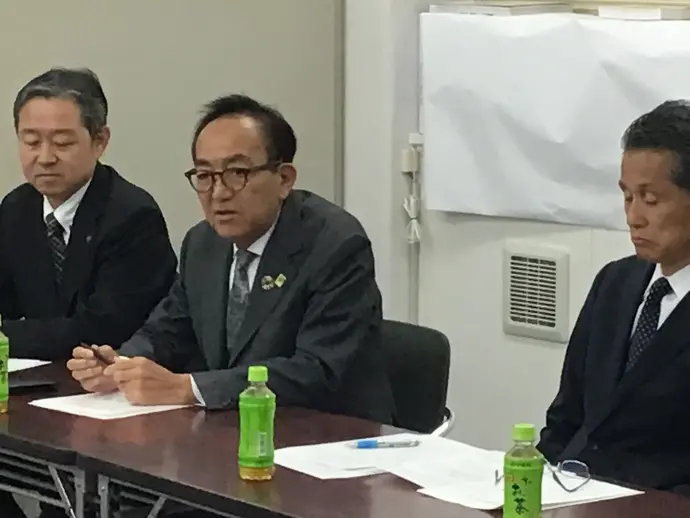 席に座っている松丸市長