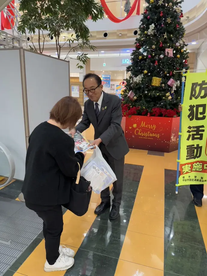 キャンペーンのチラシを配る市長