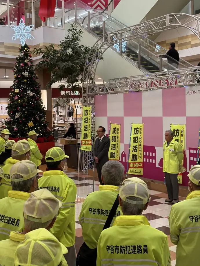 防犯連絡員の方々に向けて挨拶をする市長