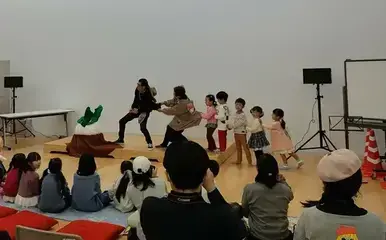 おはなしまつぼっくりによる寸劇の様子