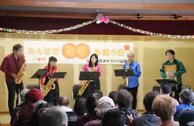 ブリランテが演奏している様子