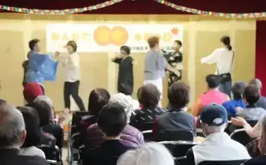 守谷音頭をみんなで踊っている様子