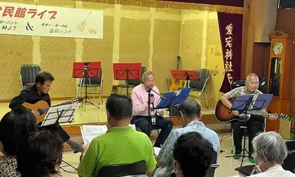 出前バンドの演奏している様子