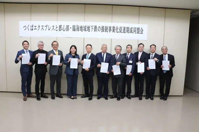 記念撮影をする市長